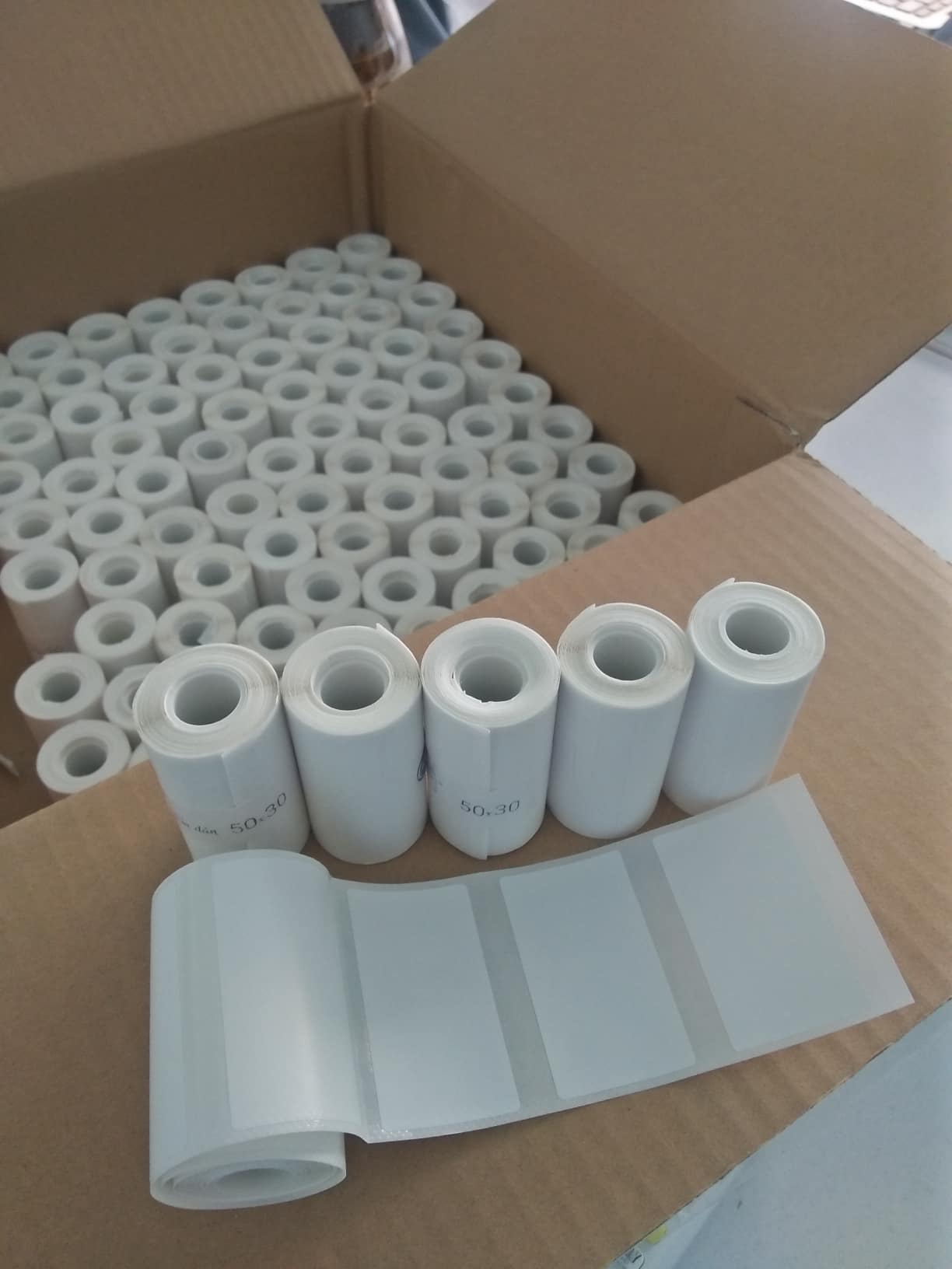 1 thùng 50 cuộn giấy in nhiệt, tem dán K50 kích thước 50x30 mm dành cho dòng máy in mini, máy in bluetooth Peripage, Paperang,...