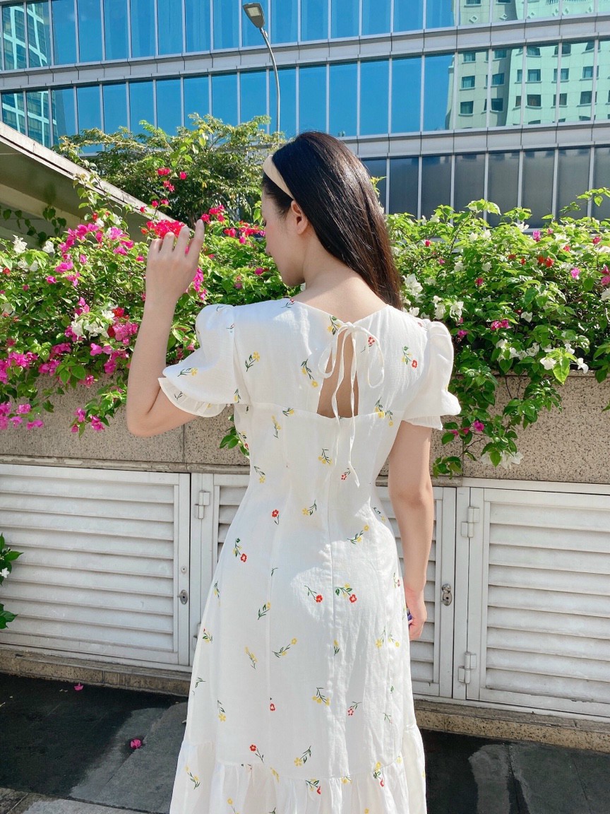 Đầm hoa nhí trắng cổ V nơ lưng, Váy hoa nhí cổ tim xòe vải thêu hoa mát mẻ Cao Cấp dáng xòe tay ngắn MiNhi