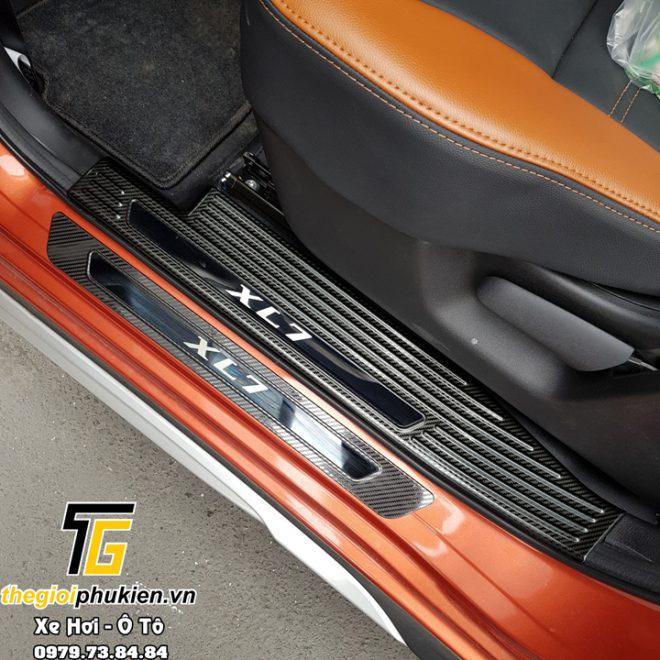 BỘ SẢN PHẨM Nẹp bước chân và ốp chống trầy cốp Suzuki XL7 - Mẫu vân Carbon