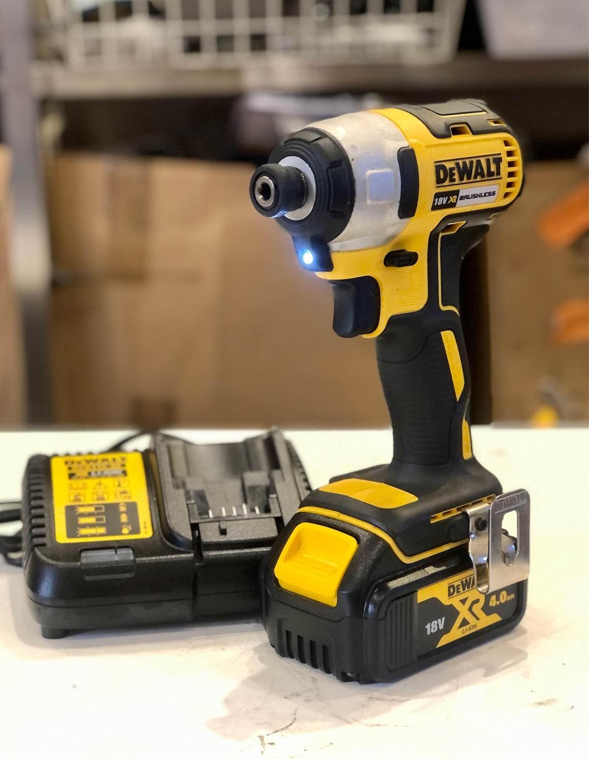 MÁY VẶN VÍT PIN CẦM TAY 18V DEWALT DCF787M2- HÀNG CHÍNH HÃNG