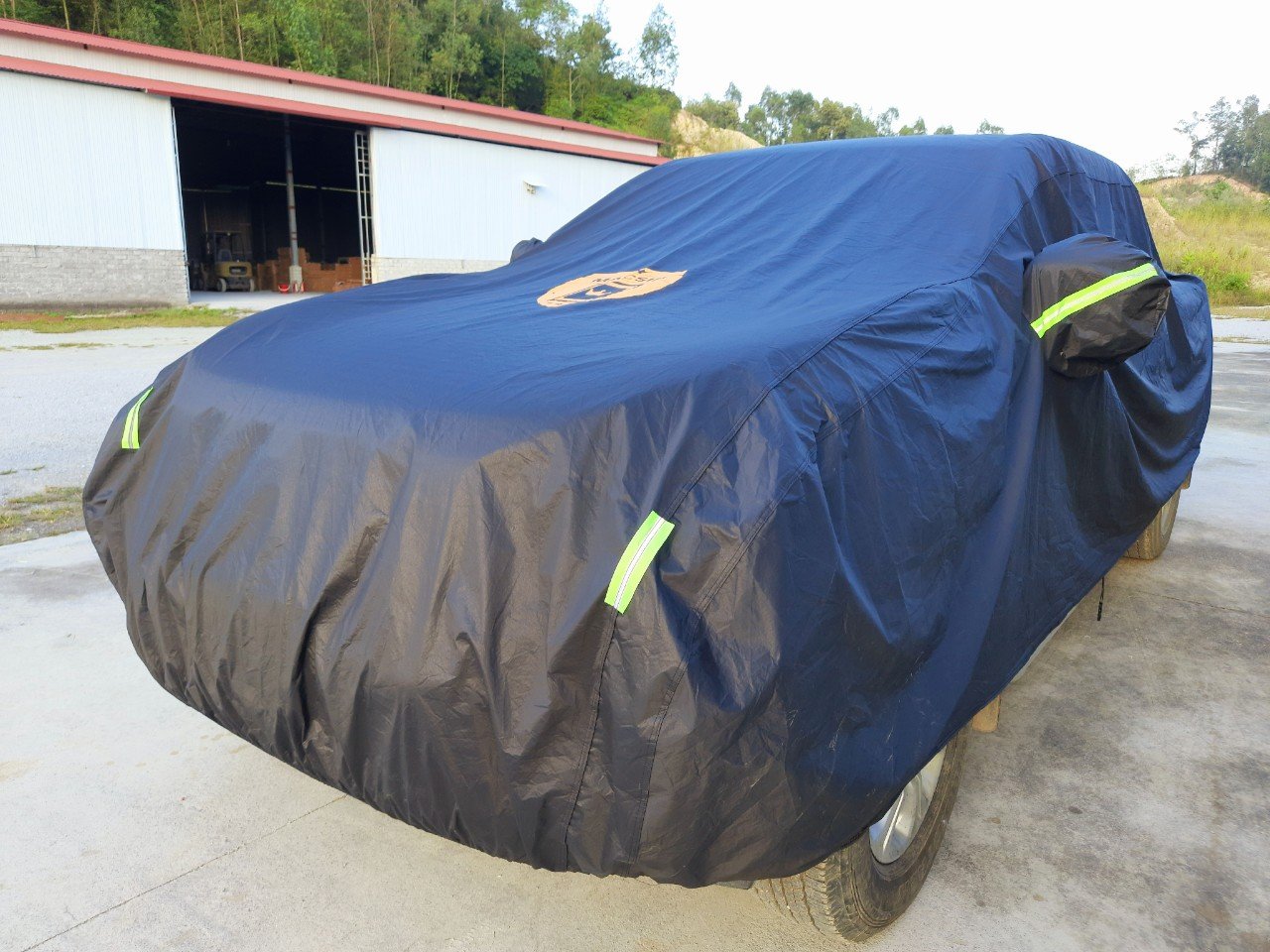 Bạt phủ ô tô bán tải Mazda BT50 nhãn hiệu Macsim sử dụng trong nhà và ngoài trời chất liệu Polyester - màu đen