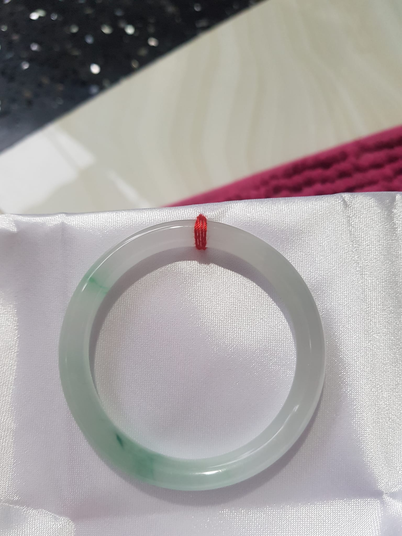 Vòng cẩm thạch tự nhiên Lý A 51 Vân Đẹp size 51mm x 7mm màu trắng vân lý đẹp bóng hợp Nữ mệnh Kim mệnh Thủy Nữ 50kg - 57kg ạ