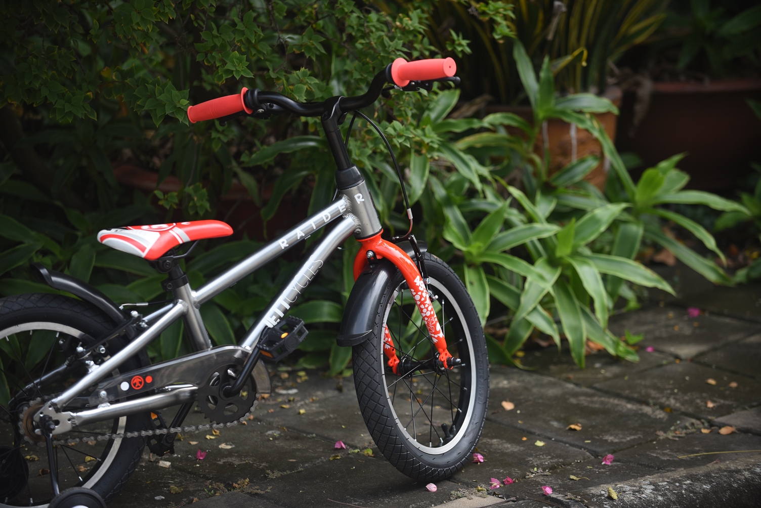 Xe đạp trẻ em Jett Cycles Raider 161518 (Màu bạc)