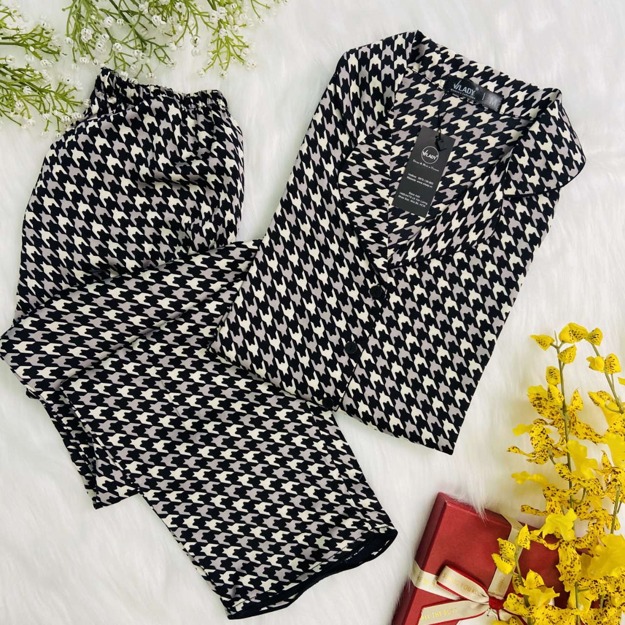 Bộ đồ Pyjama nữ, đồ mặc nhà lụa VILADY - B142 kiểu Quần dài tay cộc họa tiết Ziczac chất liệu lụa Pháp - Màu đen