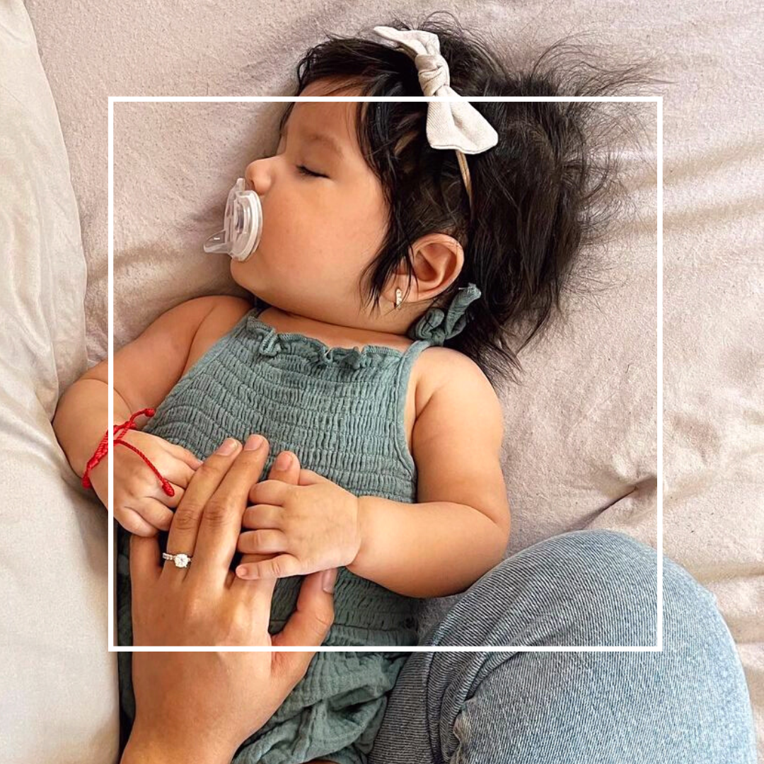 COMBO Ty Ngậm Silicon Siêu Nhẹ Cho Bé Tommee Tippee Ultra Light 0-6m &amp; Bình Sữa Ty Siêu Mềm Tommee Tippee 150ml