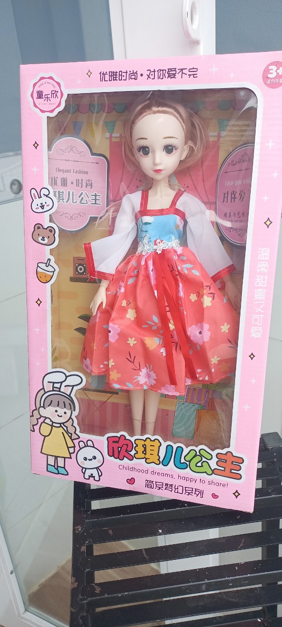 Búp bê xinh đẹp to mặc đầm