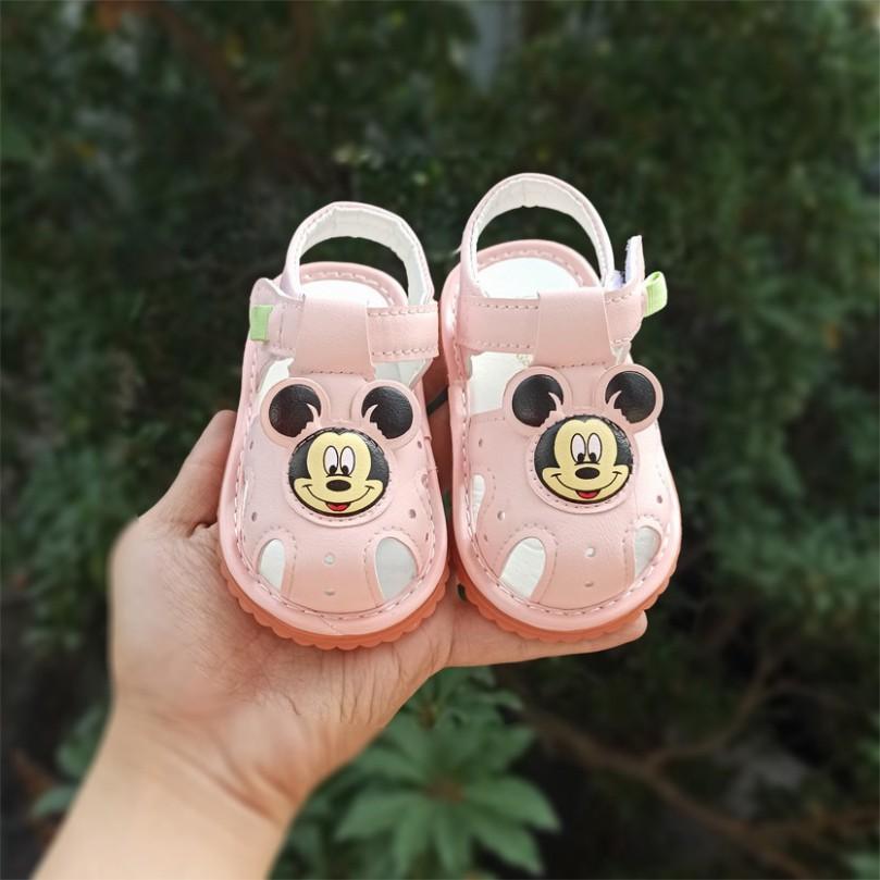 Giày tập đi - Sandal cho bé trai bé gái tập đi hình chuột Mickey đế mềm chống trơn trượt, phát tiếng kêu G33