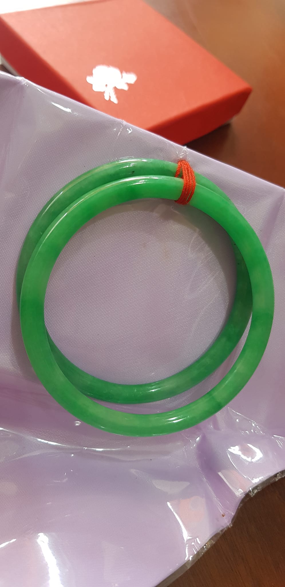 Cặp vòng cẩm thạch cọng Tròn T A Đẹp Sao N 55mm x dầy 5,2mm Cặp màu xanh Ngọc Tươi đều đẹp Nữ cân nặng tầm 54kg - 64kg đeo đẹp xinh tay ạ