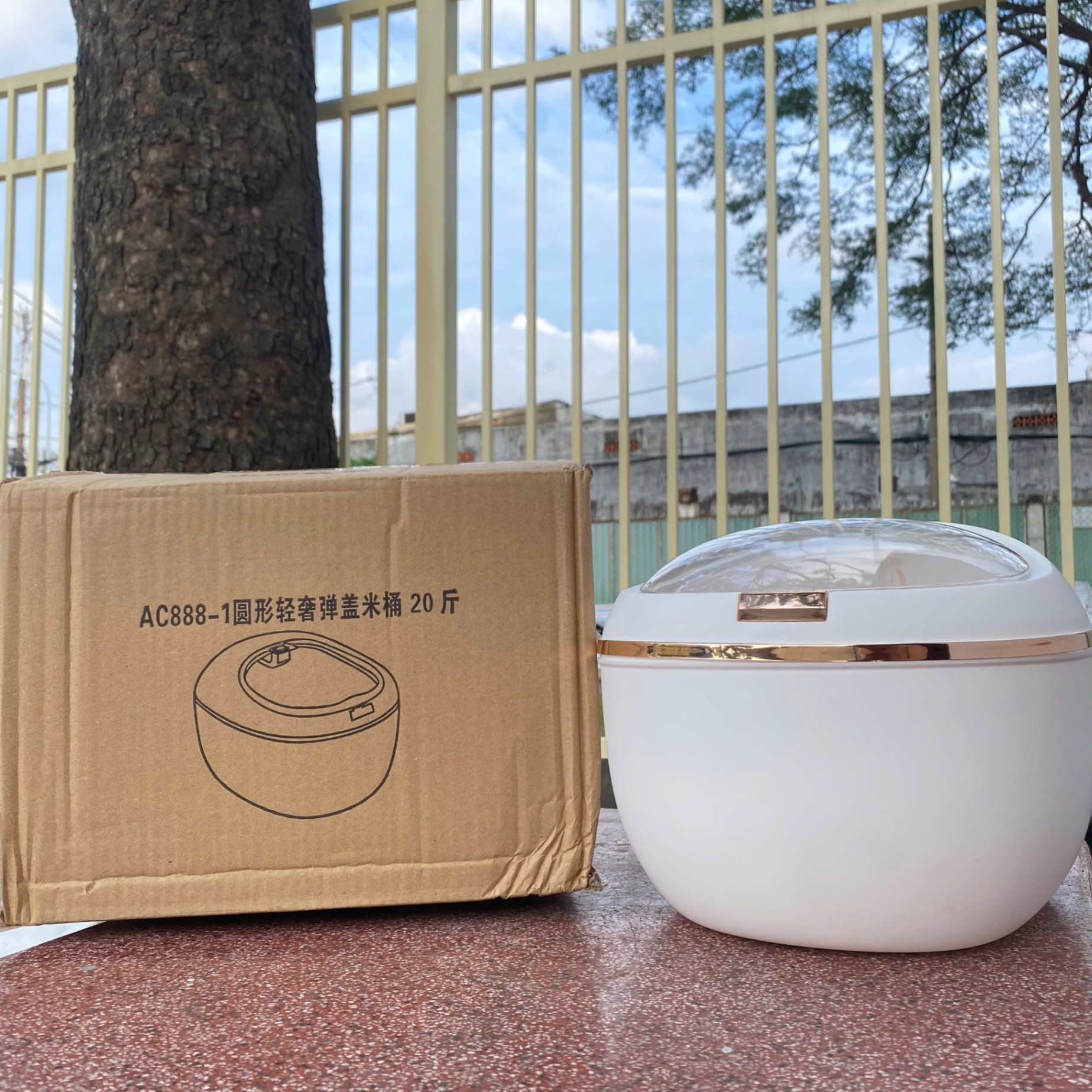 Thùng Đựng Gạo, Ngũ Cốc Hình Phi Thuyền 10L Giúp Bảo Quản Thực Phẩm An Toàn