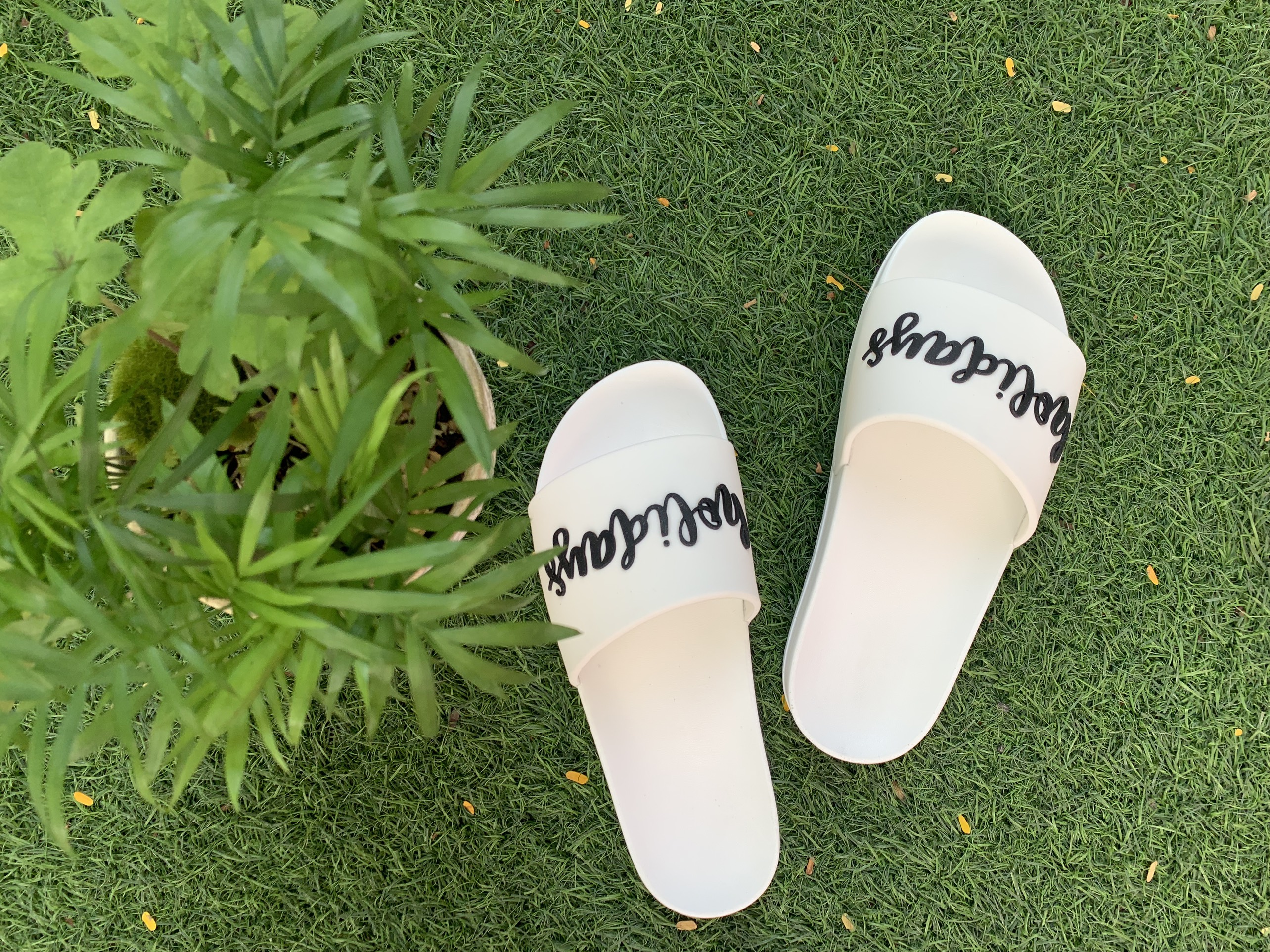 Dép Quai Ngang Màu Trắng holidays In Nổi Chữ dẫn đầu xu hướng Streetwear