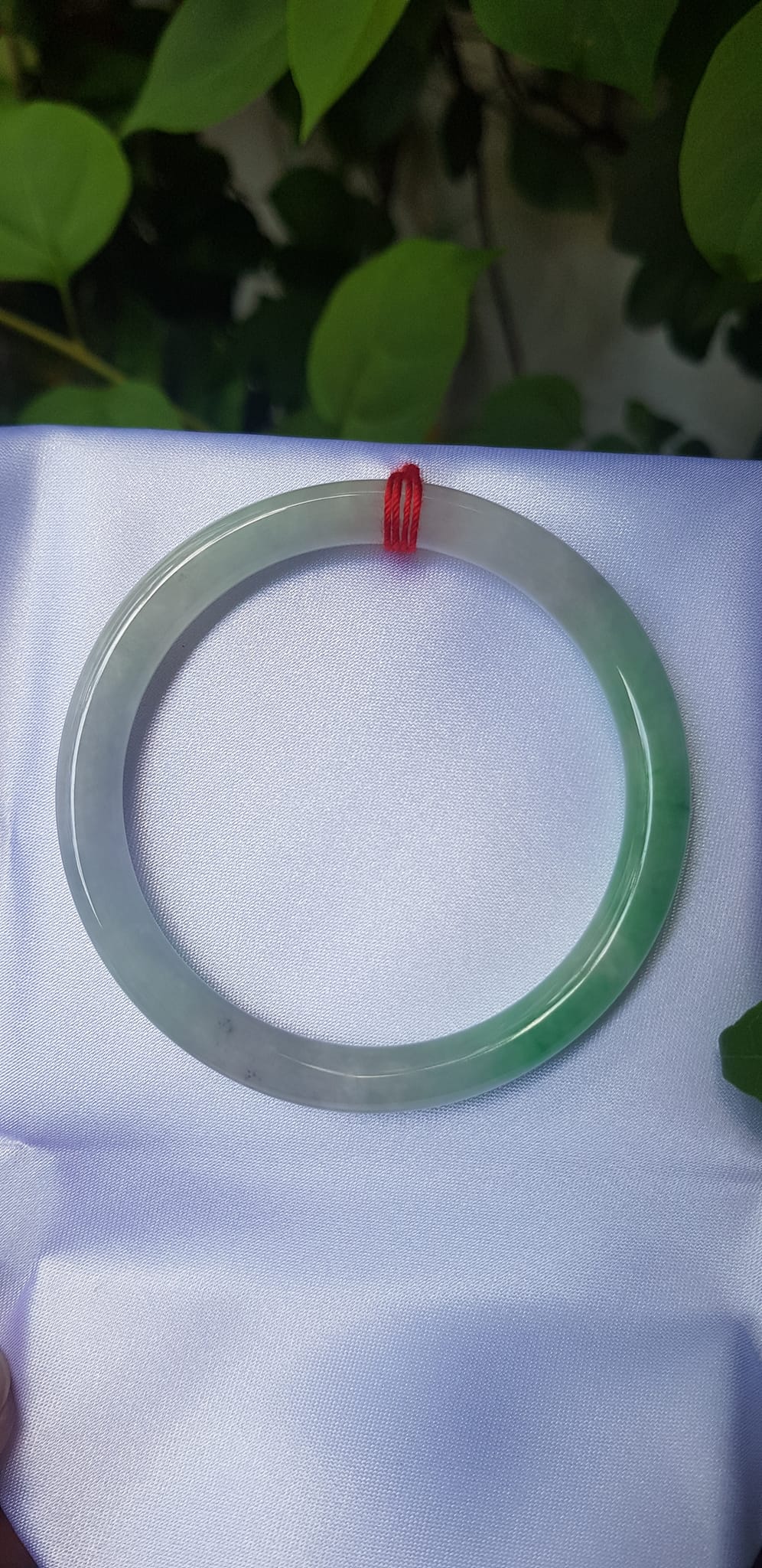 Vòng tay đá cẩm thạch tự nhiên TR Lý A 50mm x cọng nhỏ 6,2mm Màu trắng bóng xanh lý đậm 1 bên bóng đẹp Nữ 50kg - 55kg đeo ạ