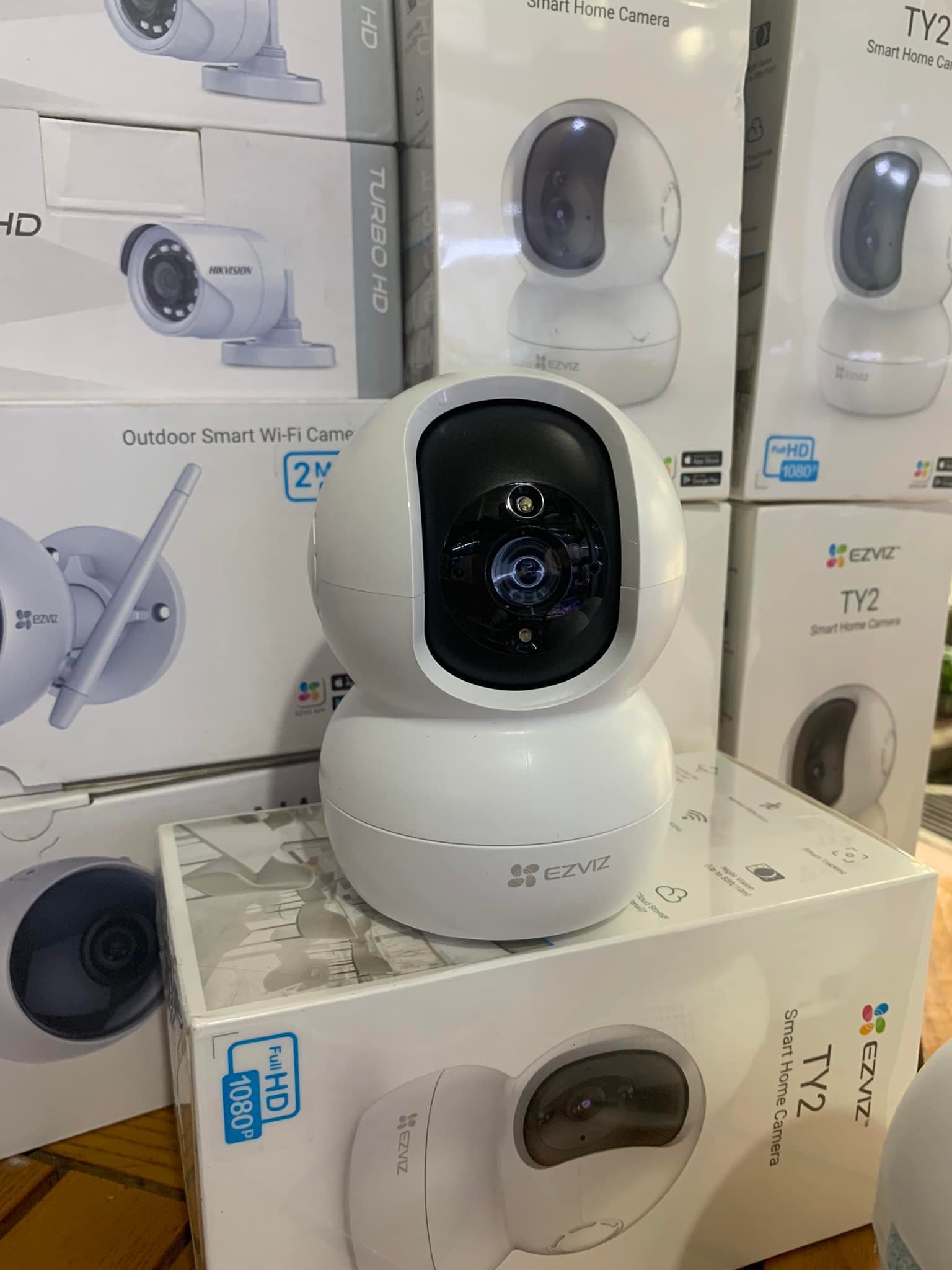 Camera Wifi EZVIZ - TY2 (2.0 Megapixel) - Quay quét thông minh - Đàm thoại hai chiều, Hàng chính hãng