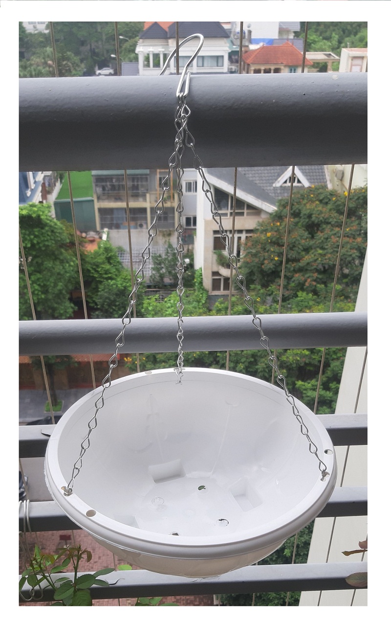 1 Chậu Nhựa Tròn Trồng Hoa Màu Trắng Có Móc Treo - Chậu chảo treo trồng hoa có móc xích kèm theo! KT: 29x12cm