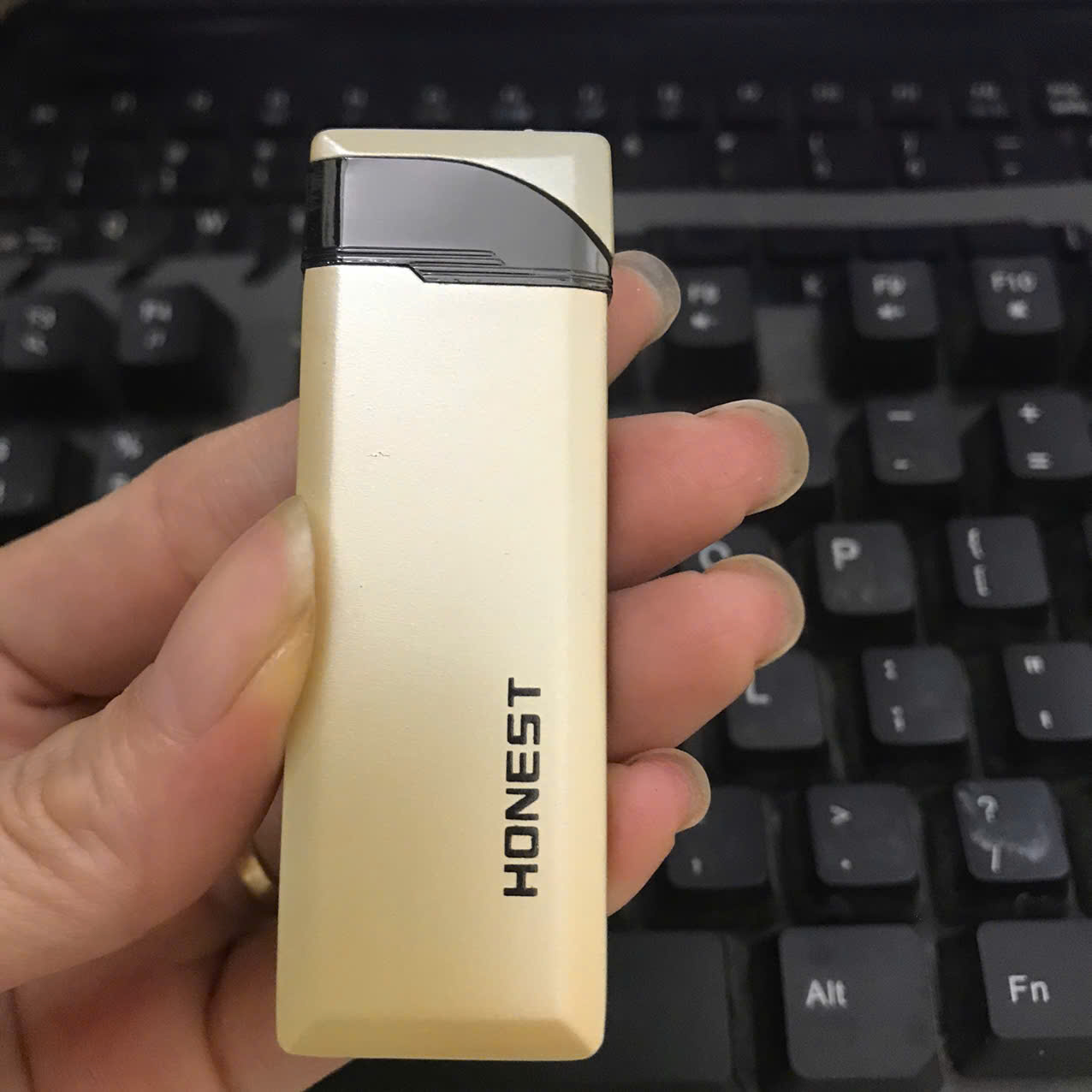 Bật lửa Honest trơn mỏng gọn nhẹ nhiều màu