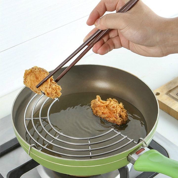 Vỉ gác chảo chiên, rán dầu mỡ bằng inox tiện dụng