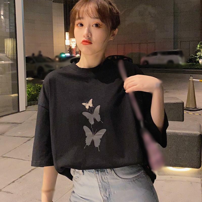 Áo thun nữ tay ngắn dáng rộng in hình bướm phản quang