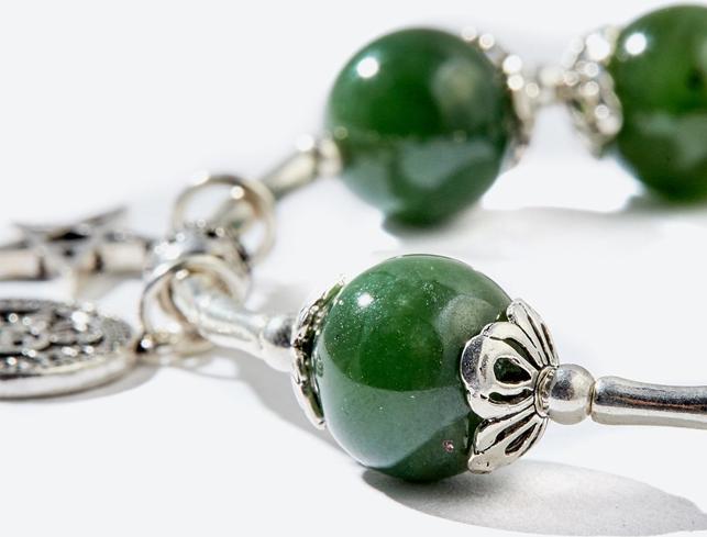 Vòng tay ngọc bích charm bánh xe pháp luân Ngọc Quý Gemstones