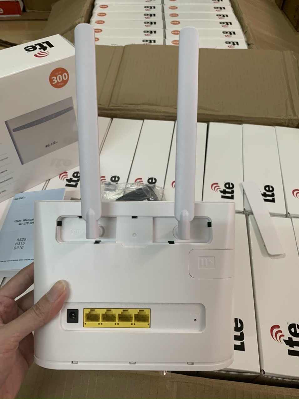 Router phát Wifi dùng sim 4G 2 anten B525