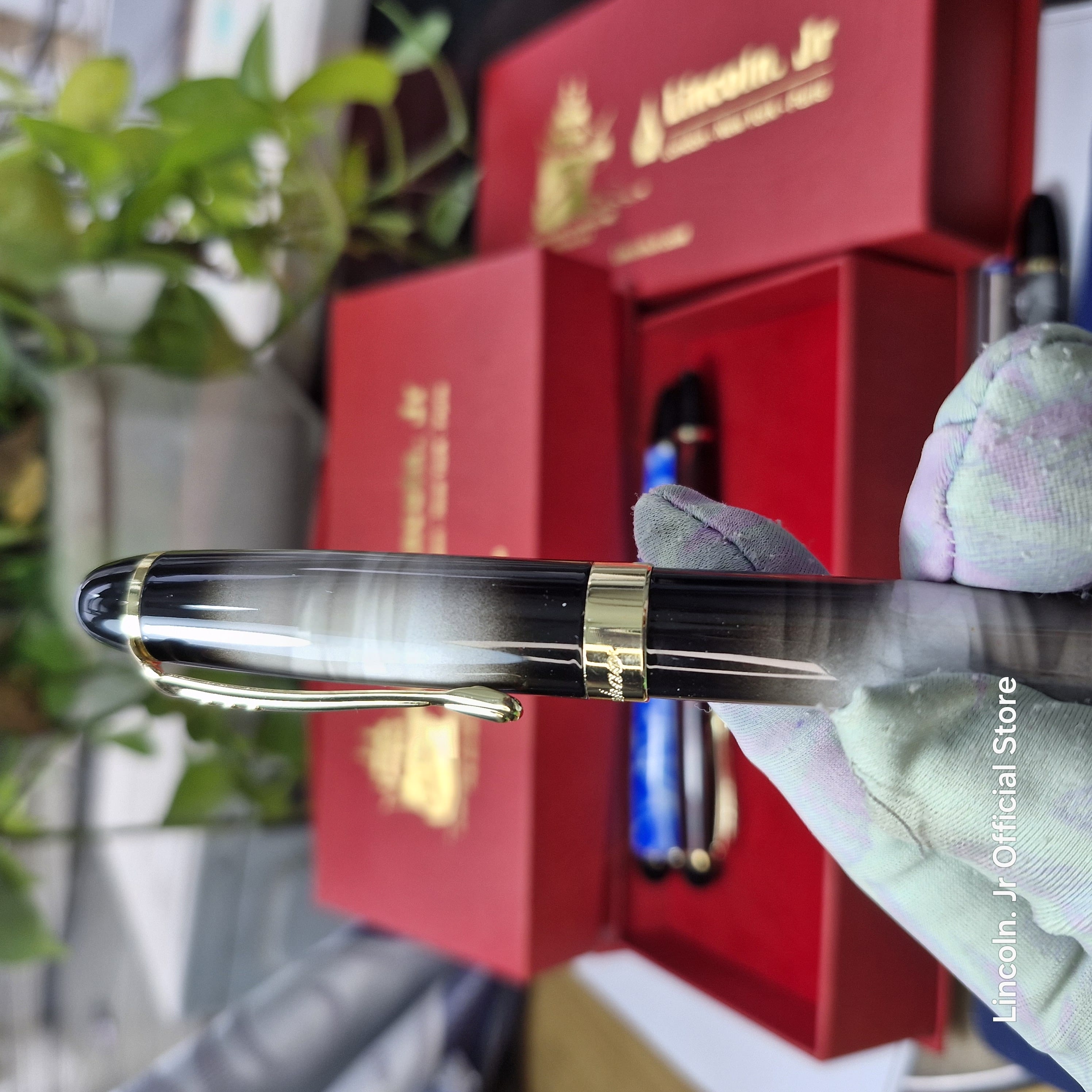 Bút ký Lincoln. Jr - Jinhao cao cấp, hoa văn nghệ thuật, mực đều ở mọi góc nghiêng