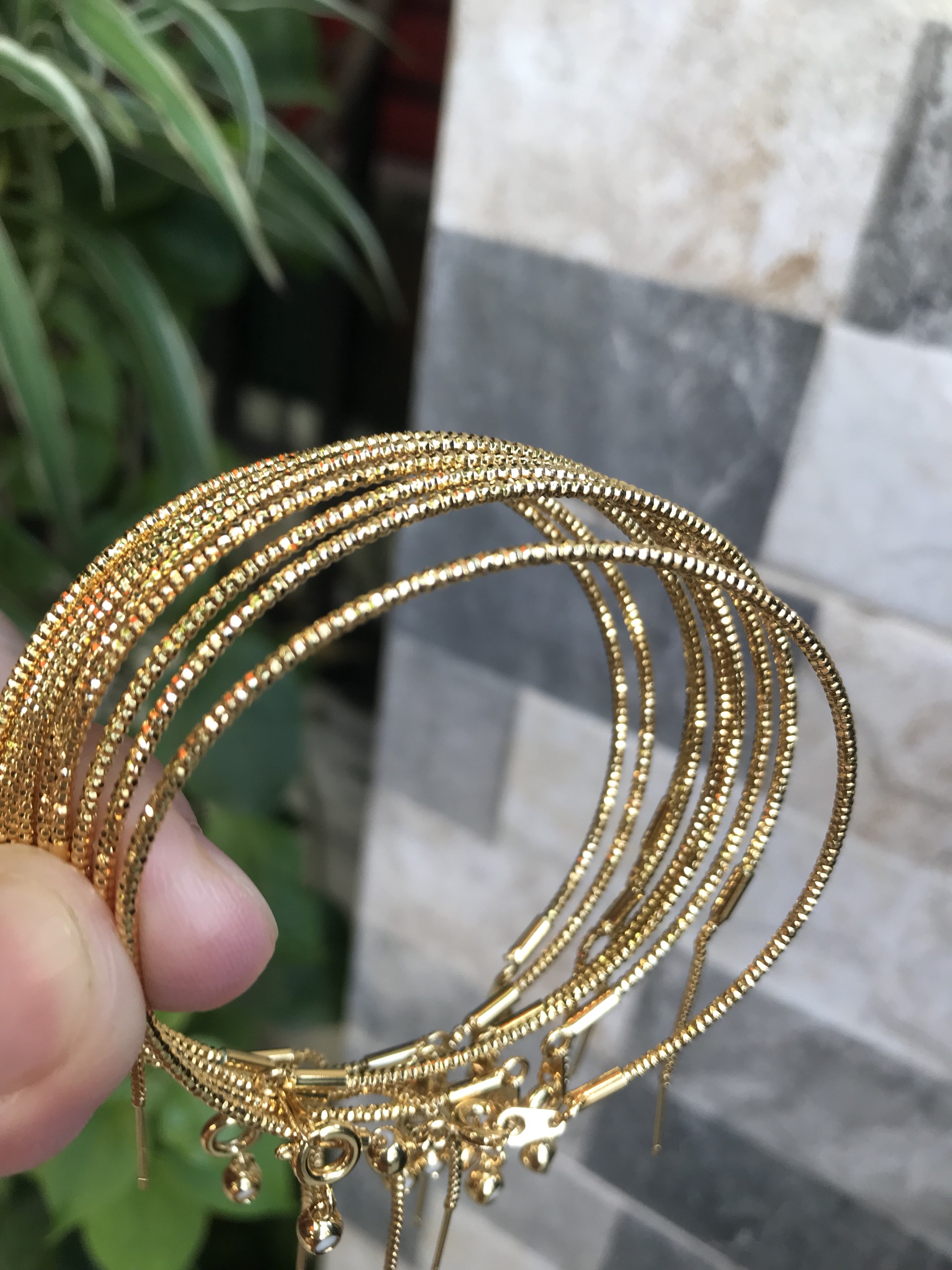 Vòng tay nữ mạ vàng các Chị về phối với hạt charm của mình đeo tay xinh lắm  ạ