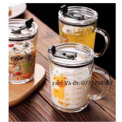 Ly Thủy Tinh Chia Vạch Có Quai in hình Ngộ nghĩnh 350ml | Kèm Óng Hút Silicon , Nắp Nhựa Ngăn Tràn