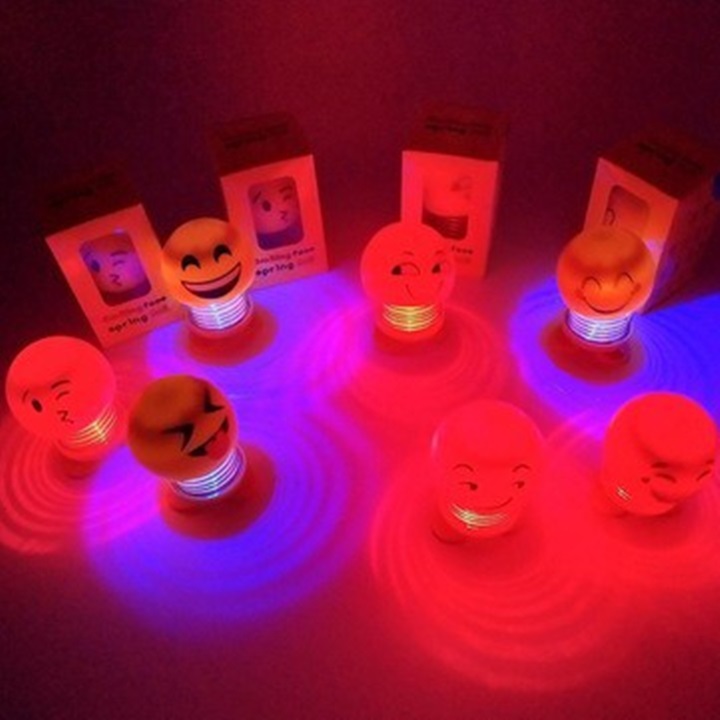 Hình ảnh Combo 4 con lắc lò xo Emoji có đèn phát sáng trang trí ngộ nghĩnh - Hàng nhập khẩu