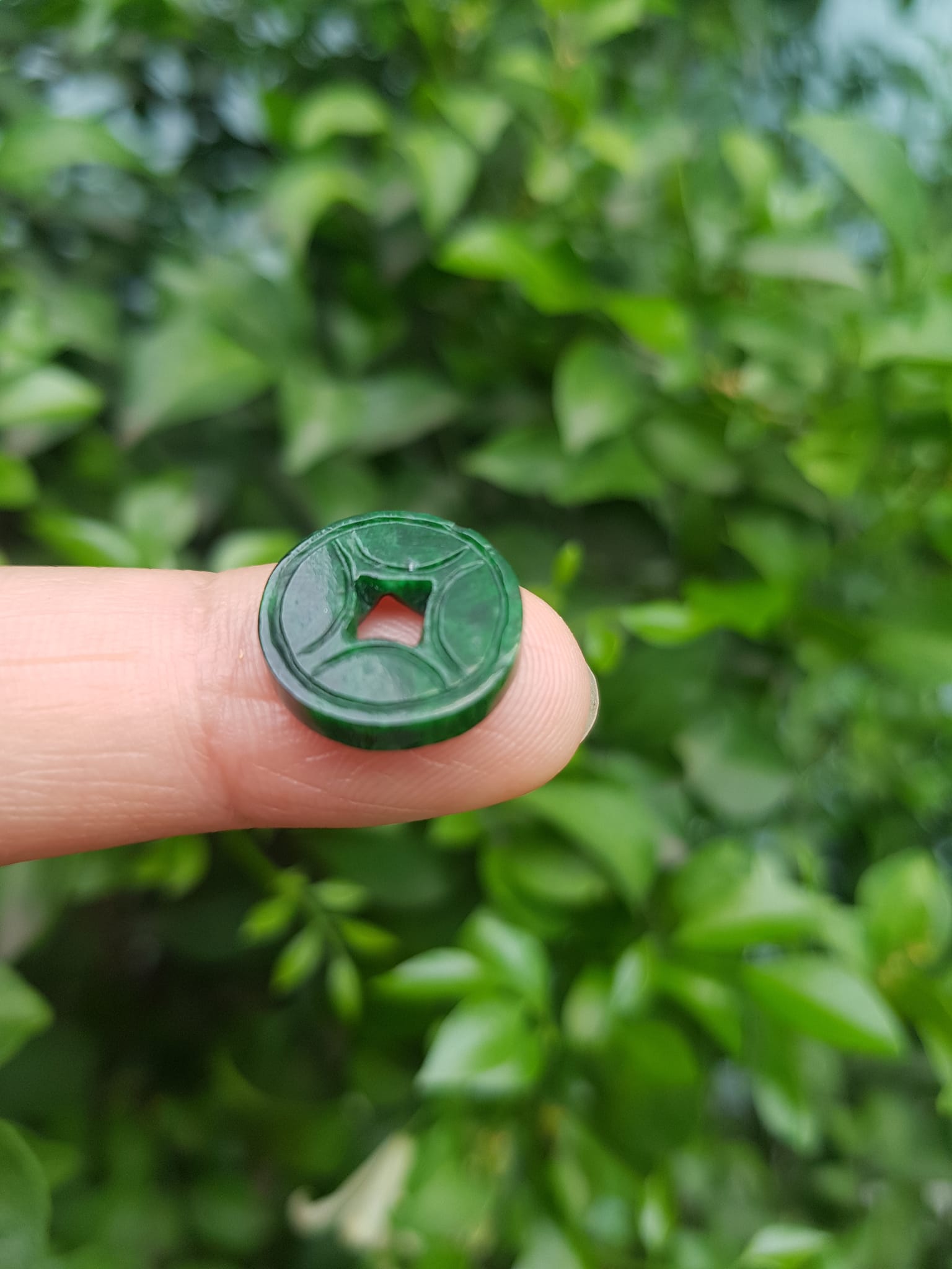 Mặt Dây Chuyền Mặt Nhẫn Đồng Tiền Mới màu Xanh Đậm Đẹp Đá Cẩm thạch xanh tự nhiên  Size nhỏ vừa đk 13,5mm x dầy 3mm  Nữ bọc vàng lên đeo đẹp lắm rất ý nghĩa đồng tiền may mắn tài lộc ạ
