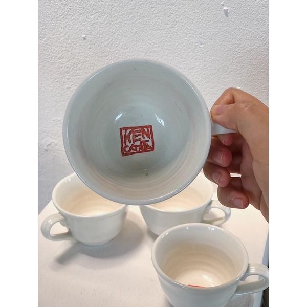 Cốc nước triện trong lòng cốc