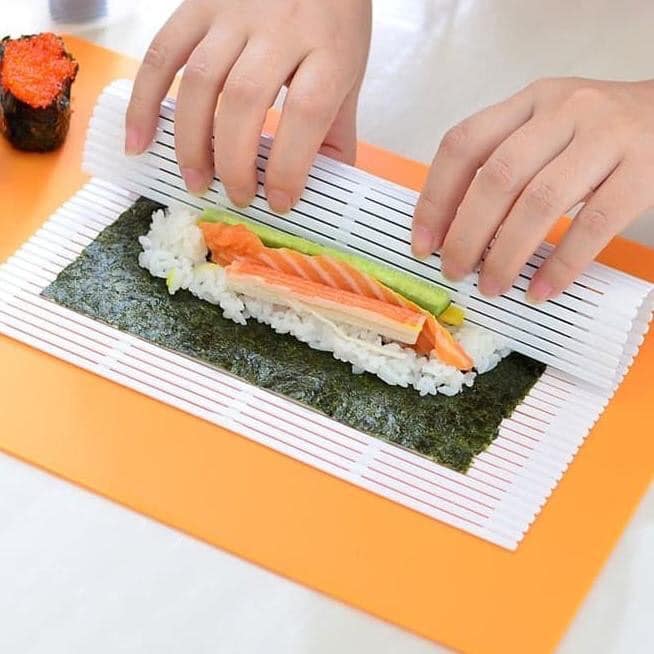 Mành cuộn Sushi bằng nhựa dẻo cỡ vừa Nhật Bản