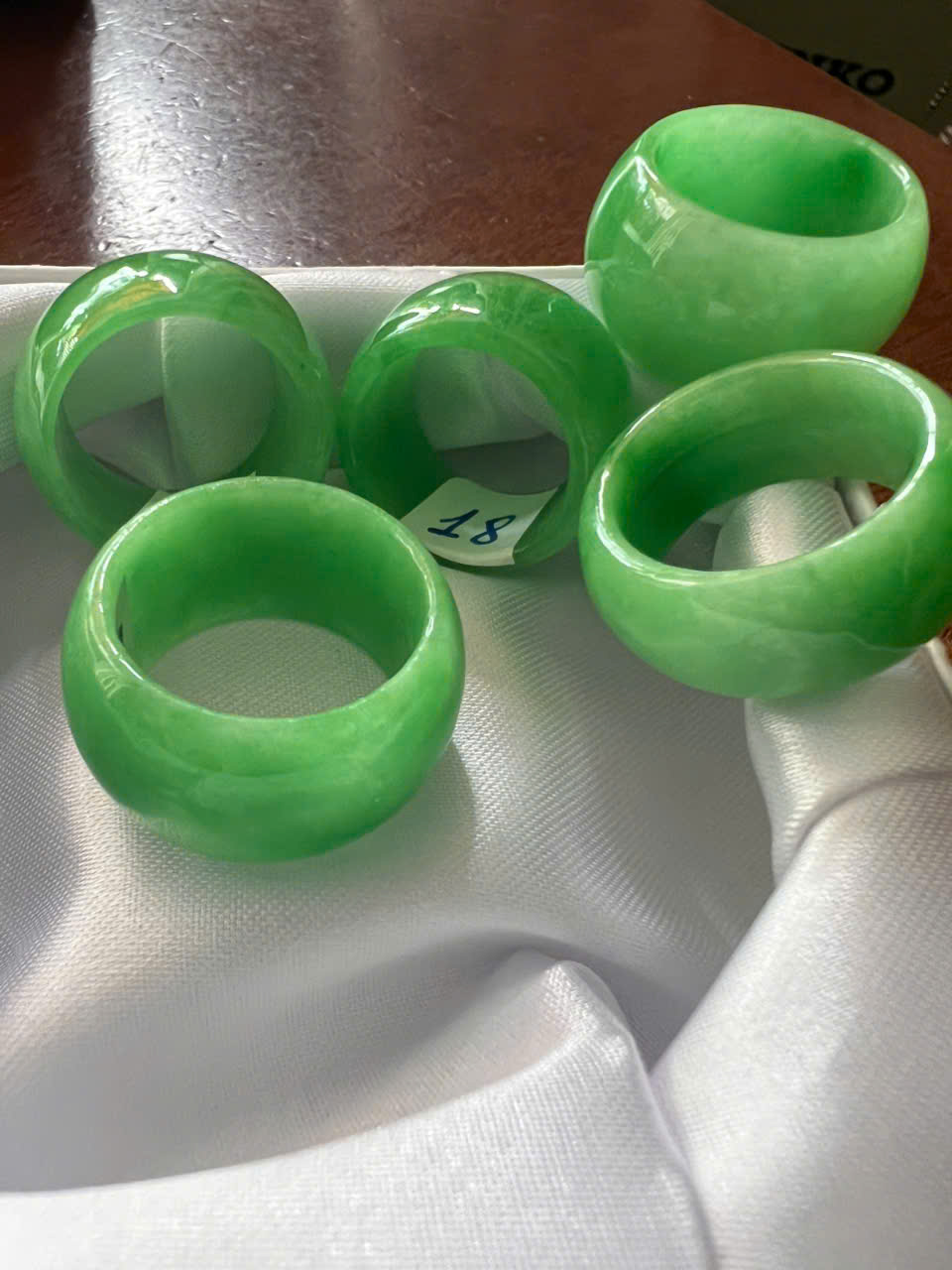 Nhẫn Cẩm thạch Xanh Ngọc Tươi sáng đẹp Ni 18mm cao 13mm / 14mm dầy 4mm Nam Nữ mệnh mộc mệnh hỏa mệnh Thủy đeo nhẫn ni 18mm ạ