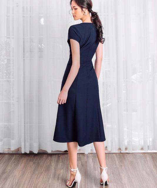 Đầm tay ngắn xẻ tà có kèm phụ kiện