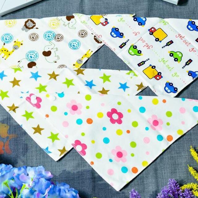 Yếm tam giác giữ ấm cổ