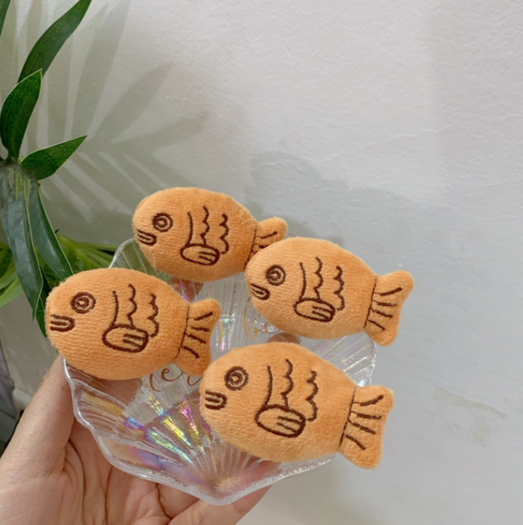 Cài bông hình chú cá trang trí balo túi xách quần áo cá tính sành điệu