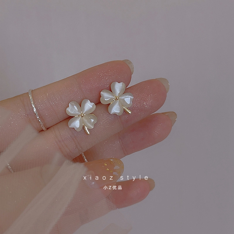 Khuyên tai cỏ 4 lá đính đá ulzzang hàn quốc