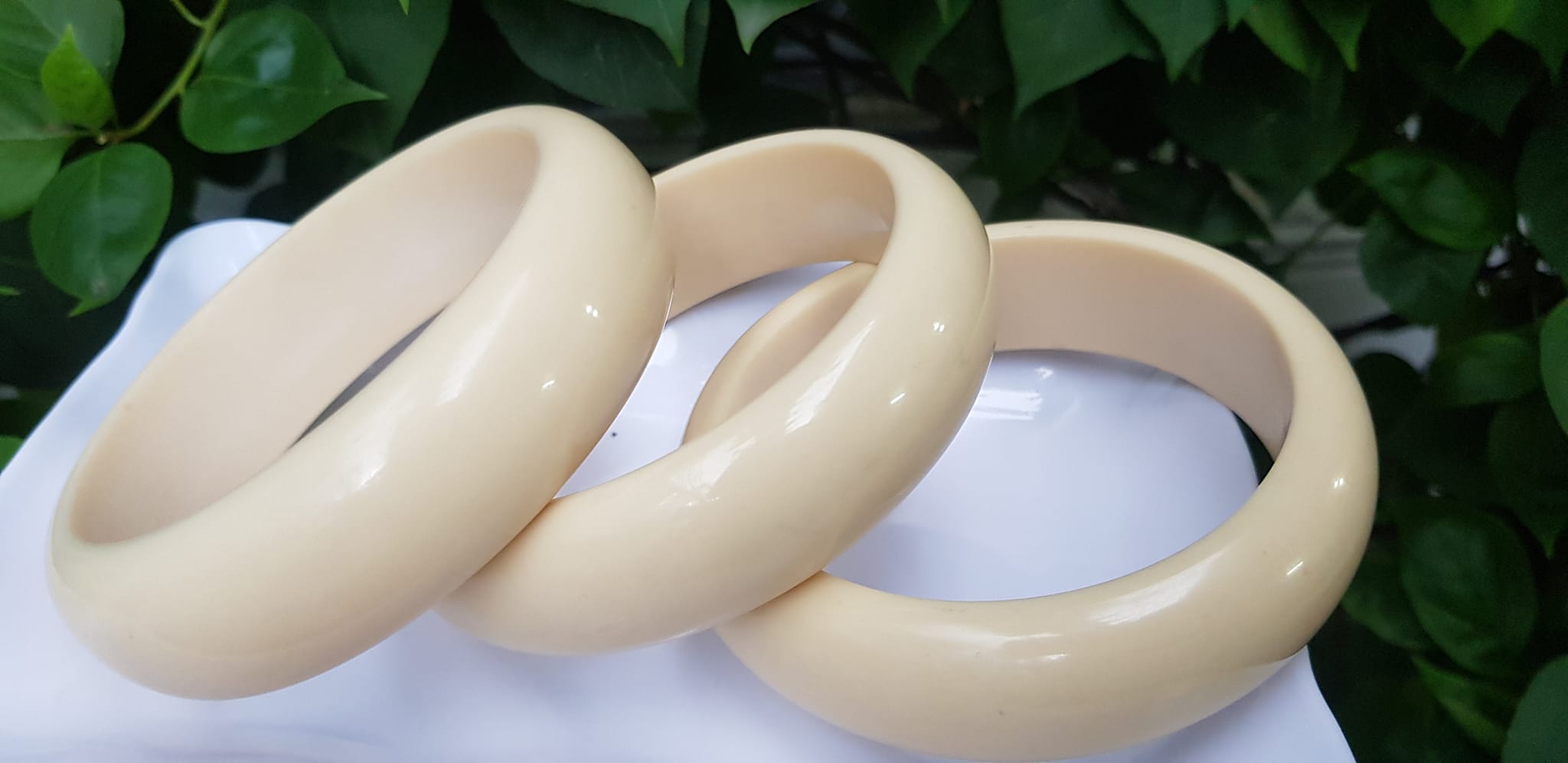 Vòng Tay Nam Giả Ngà hay gọi Xương Mỹ Nghệ Ni to 72mm x cao 22mm x dầy 10mm Nam tay tròn đeo tầm 80kg - 90kg hơn đeo ạ