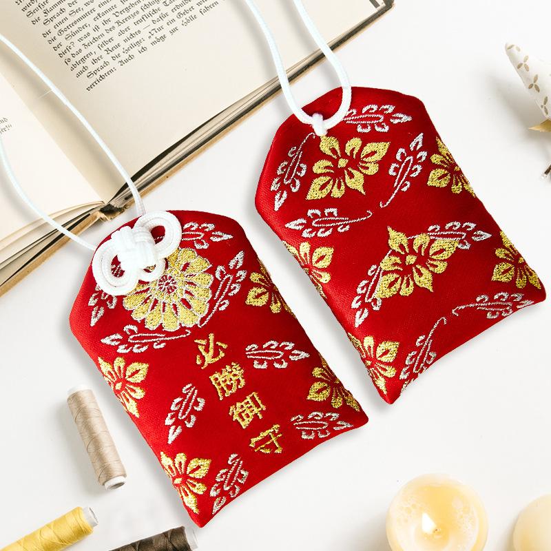 Túi gấm Omamori tất thắng đỏ họa tiết lá có kèm túi chống nước Túi Phước May Mắn dây treo trang trí