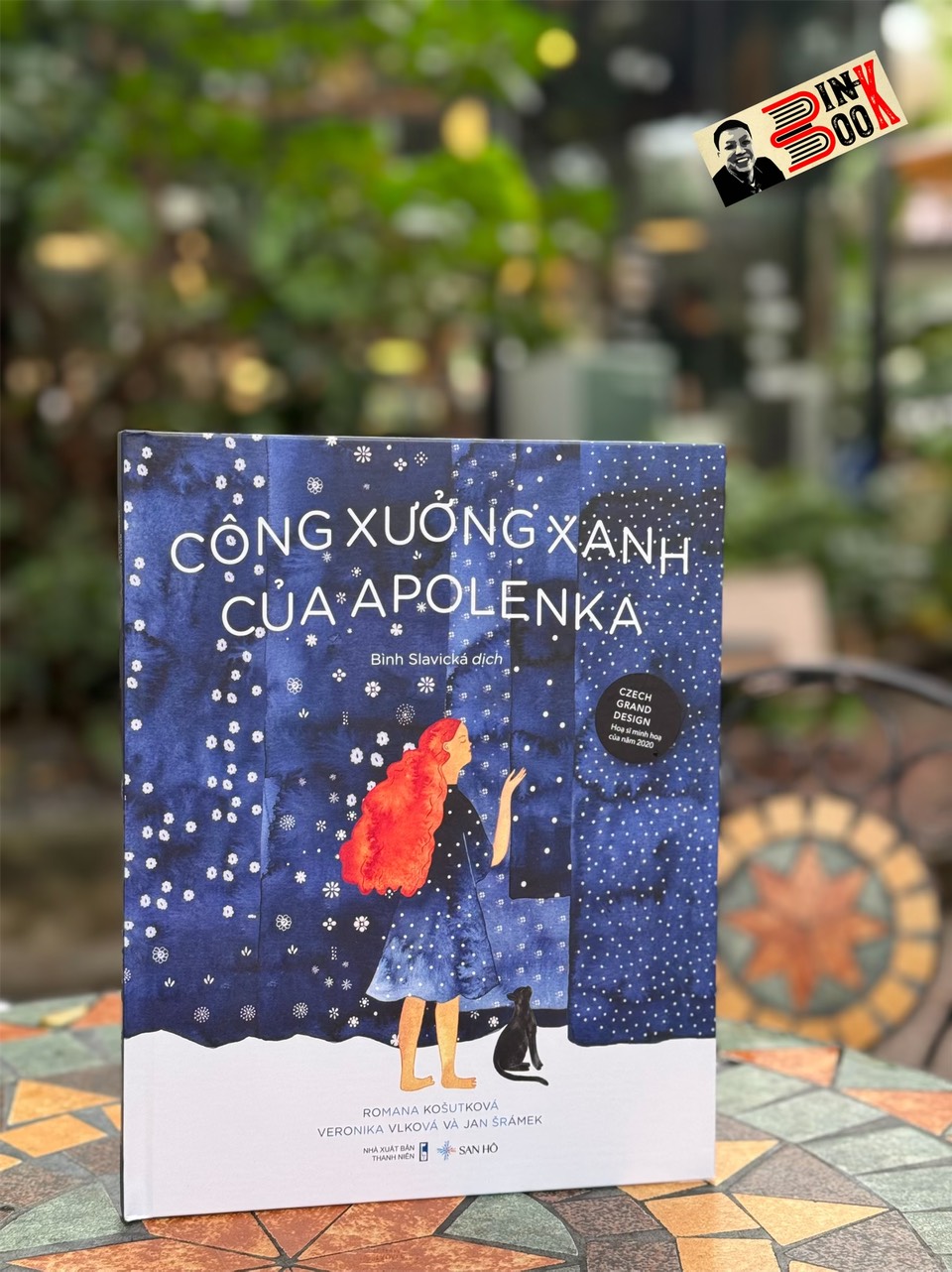 (Bìa cứng In màu toàn bộ) CÔNG XƯỞNG XANH CỦA APOLENKA - Romana Košutková - San Hô Books