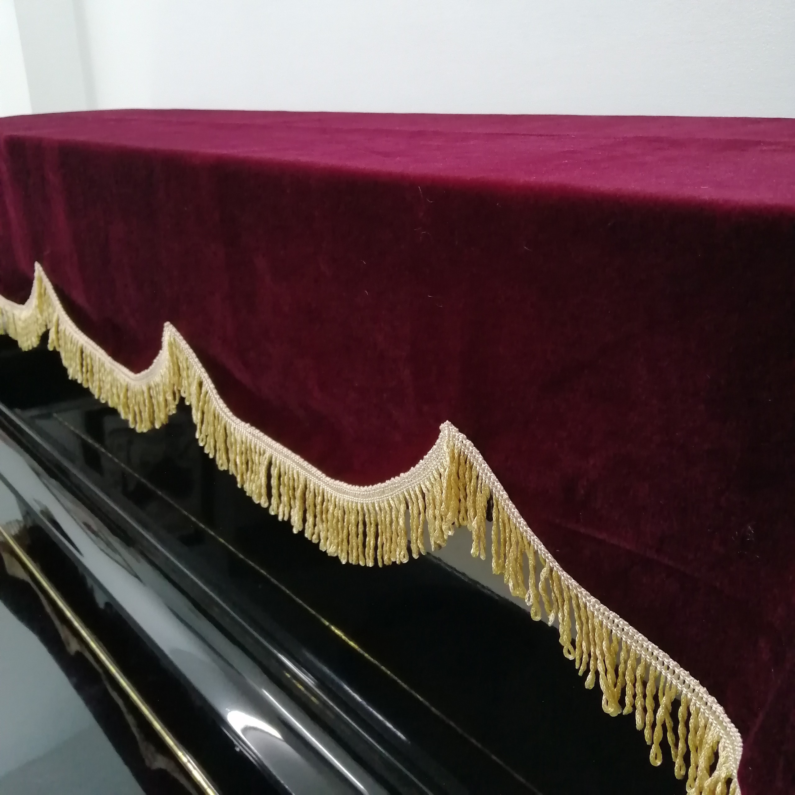 KHĂN PHỦ ĐÀN PIANO CƠ NHUNG ĐỎ ĐÔ LOẠI 1 MAY 2 LỚP DÀY PHỐI REN VÀNG SANG TRỌNG