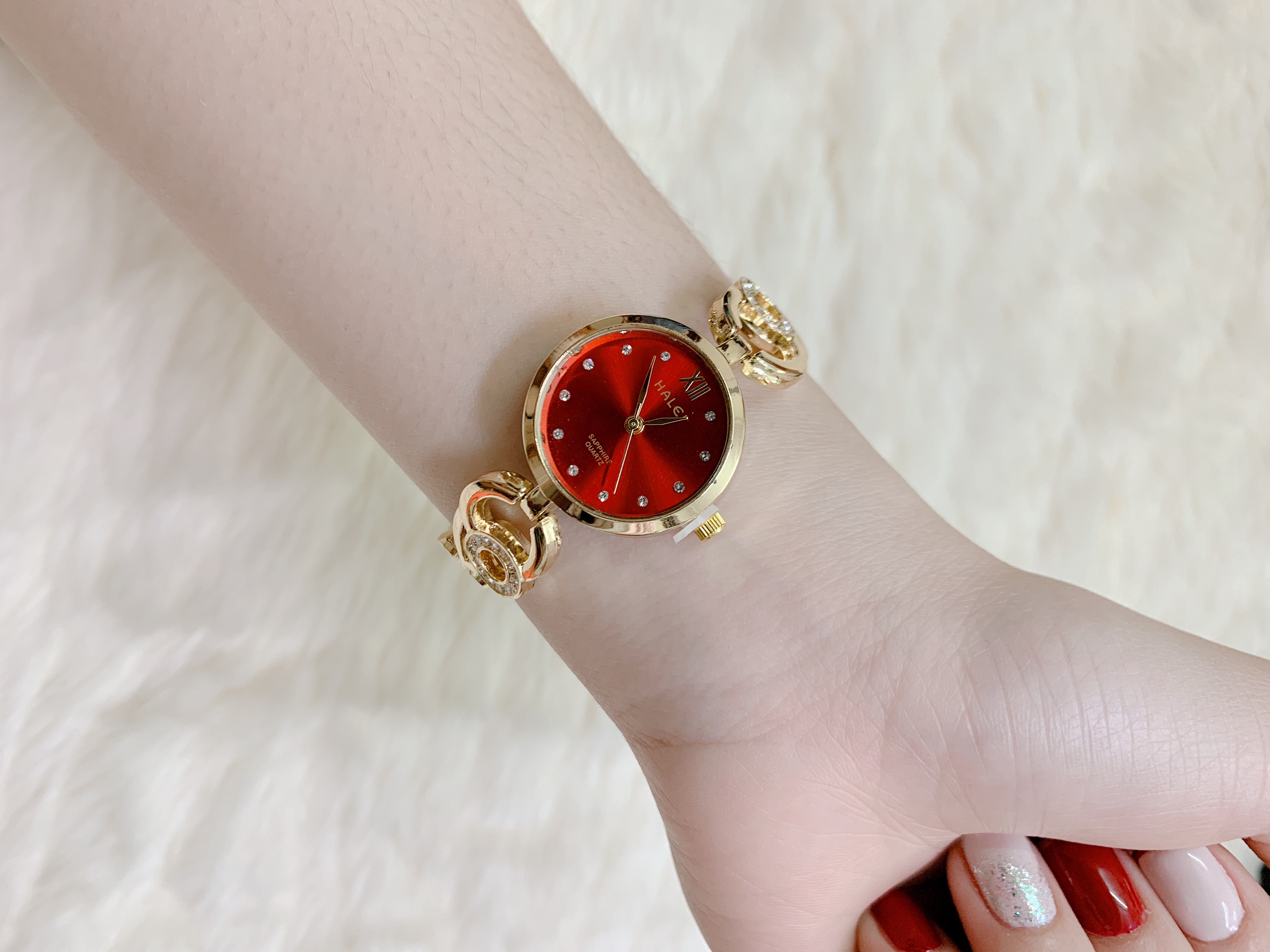 Đồng hồ nữ Halei dây lắc - Mặt đỏ ( tặng kèm móc khóa gỗ Đồng hồ 888+  + hộp chính hãng )