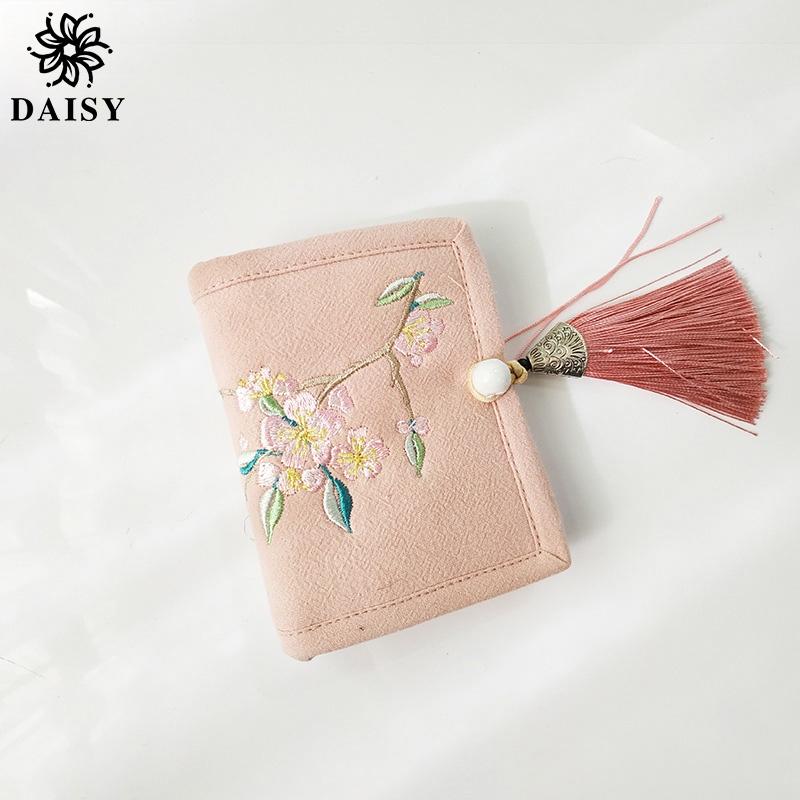 Ví ngắn cầm tay vải thêu tay tinh tế Phong cách cổ trang Ví tiền nữ thêu hoa mai Bóp đựng tiền, thẻ Daisy