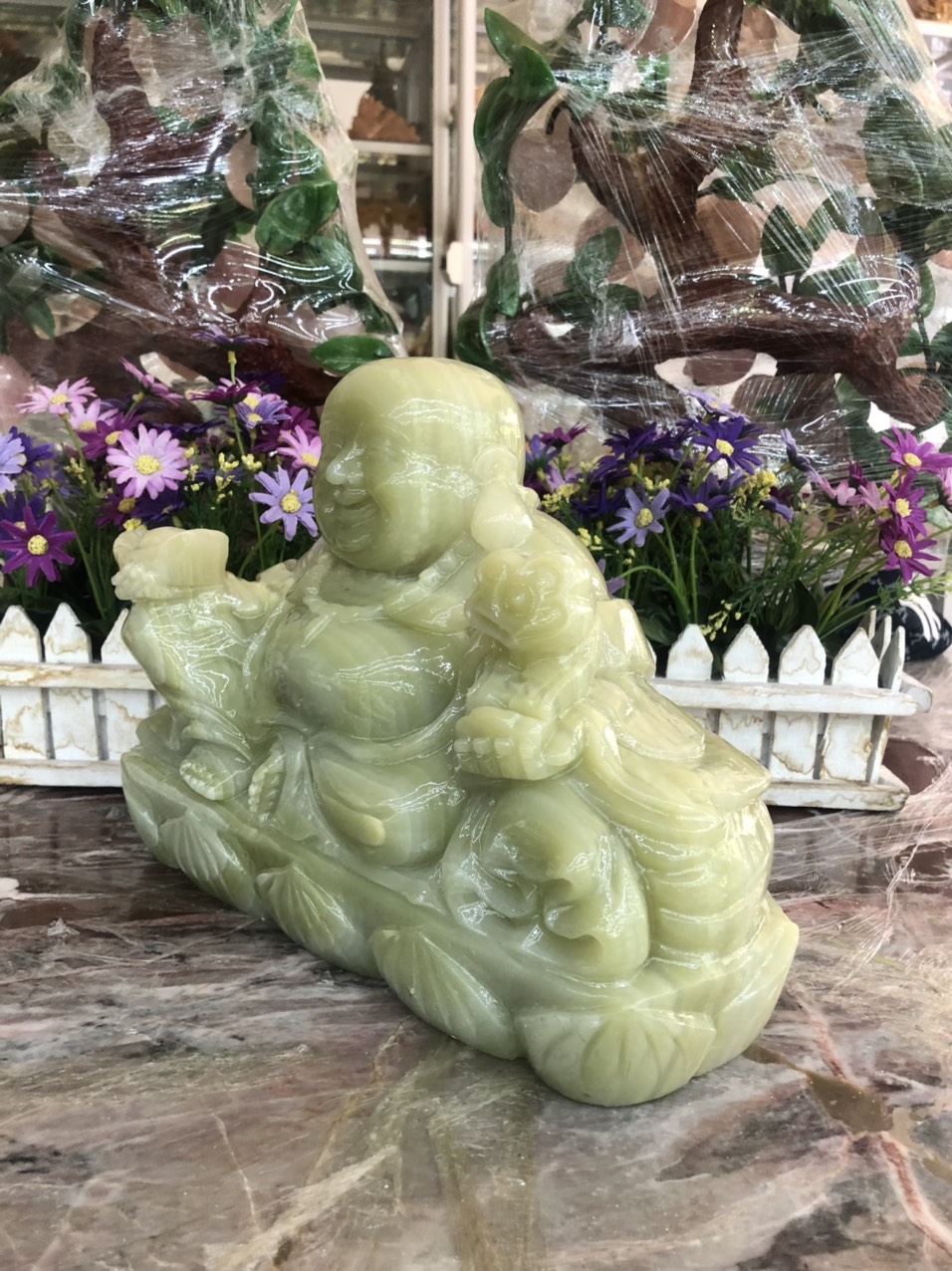 Tượng Phật Di Lặc ngồi tựa bao tiền cầm thỏi vàng và gậy như ý phong thủy đá ngọc Onyx - Dài 30 cm