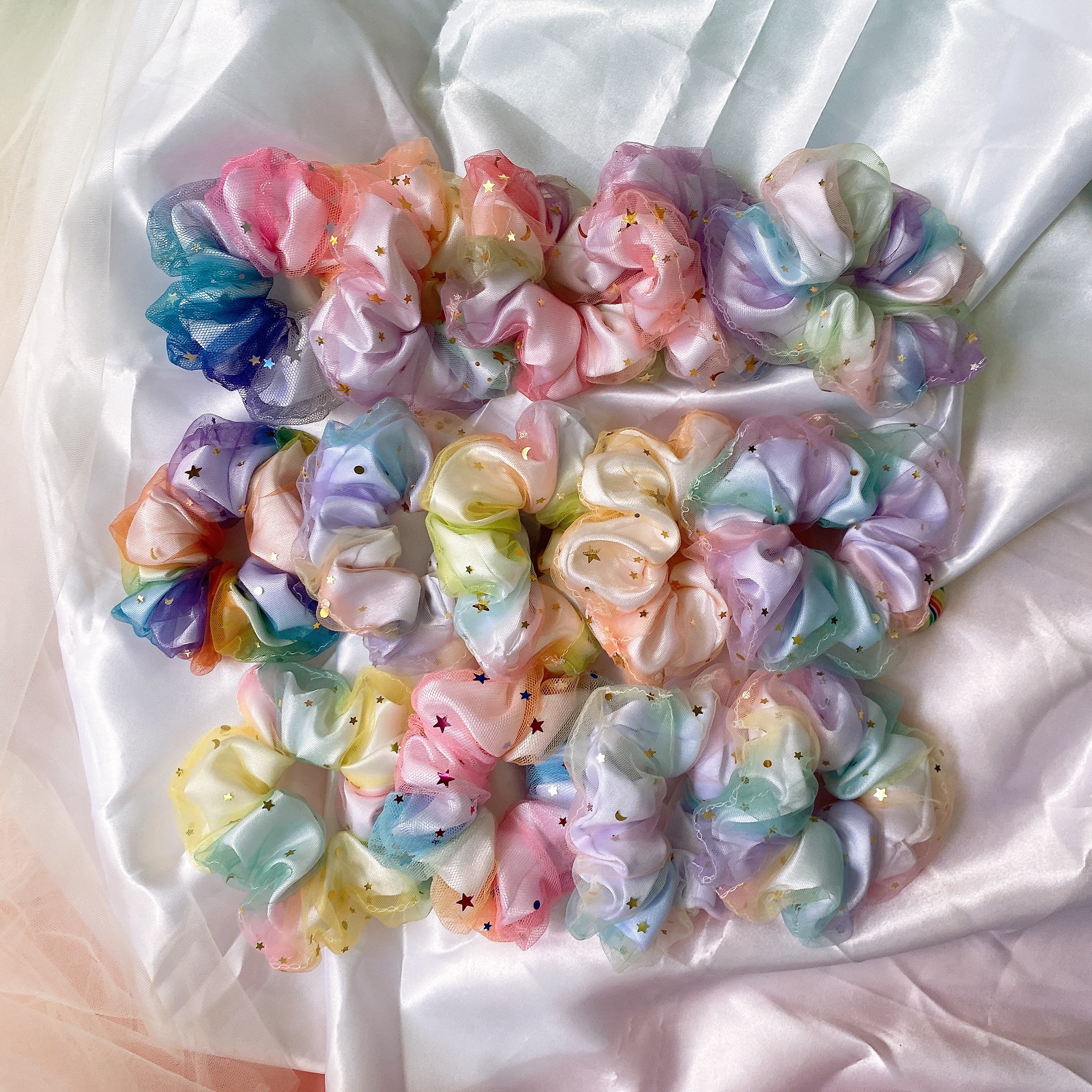 SET 2 SCRUNCHIES GALAXY SAO LẤP LÁNH 2 LỚP, MÀU NGÂU NHIÊN, CỘT TÓC VẢI ĐEO TAY XINH