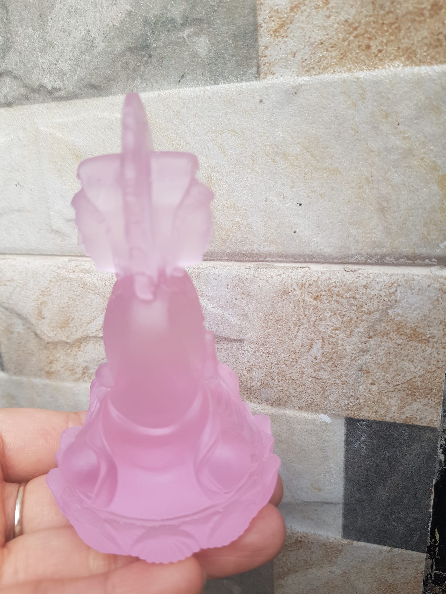 TƯỢNG PHẬT BÀ QUAN ÂM 2 MẶT ĐÁ LƯU LY HỒNG TƯƠI ĐẸP ĐỂ TRONG XE HƠI hoặc BÀN cao 10cm đk 6cm Hợp Anh Chị mệnh HOẢ mệnh THỔ ạ