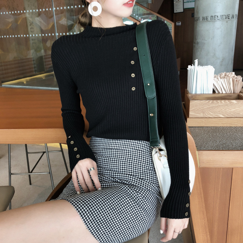 Áo len cổ tròn phối cúc trước ngực và tay áo Ah10