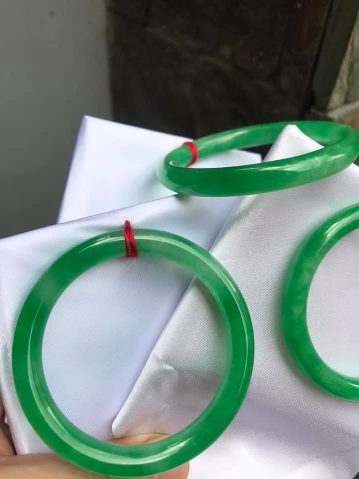 Vòng Tay Đá Cẩm Thạch LÝ KẾT MỚI 48MM MÀU XANH LÁ TƯƠI BÓNG  NỮ 35KG-50KG MẠNG MỘC HỎA