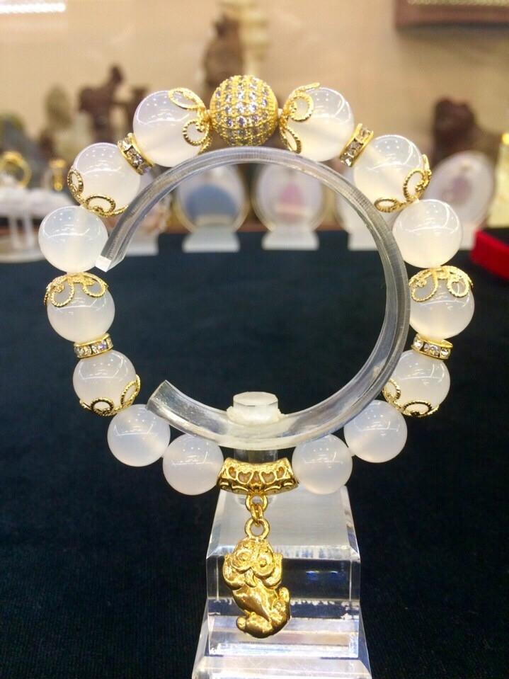 Vòng Tay Phong Thủy Đá Mã Não Trắng 10 Ly Mix Charm