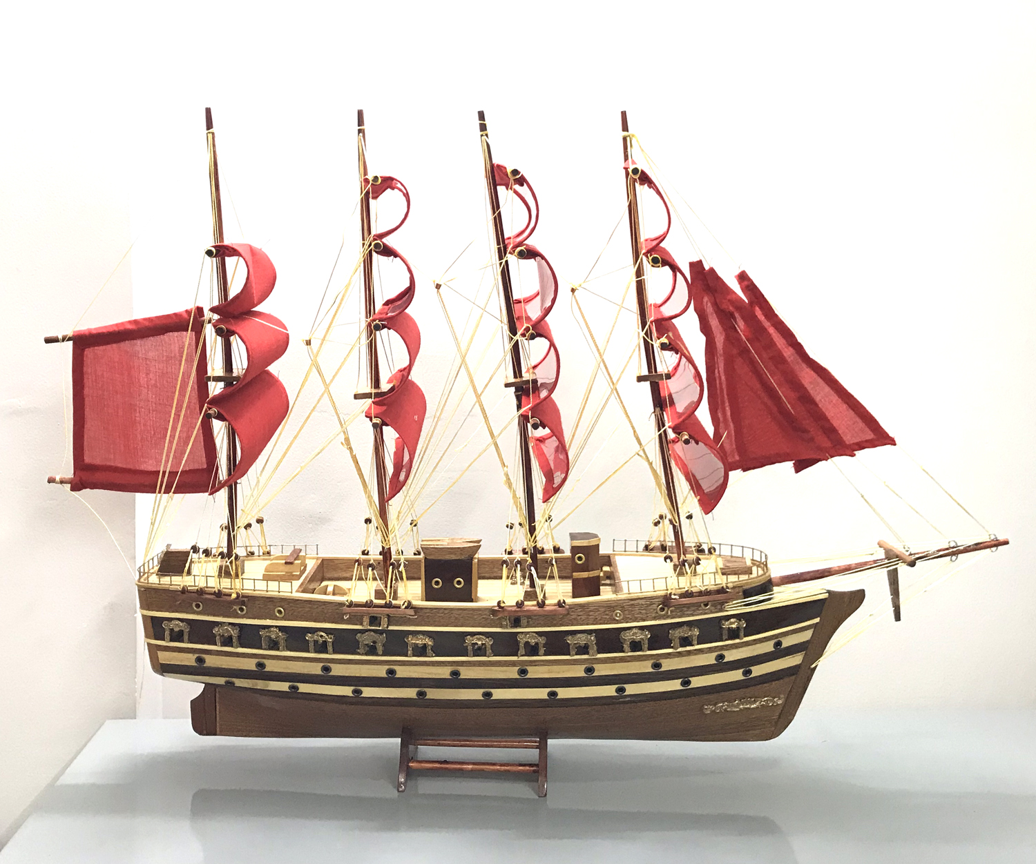 Mô hình thuyền gỗ thuyền trang trí tàu chiến cổ Jylland của Đan Mạch - Thân tàu dài 60cm - Buồm vải màu đỏ