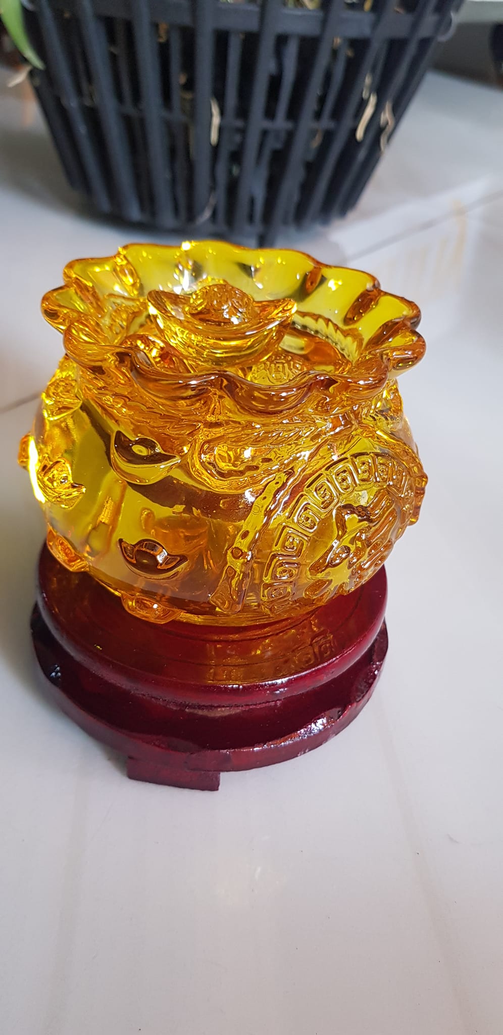 Tượng Phong Thủy Thố tụ tài mới miệng kiểu màu vàng anh tài lộc 10 thỏi xiền vàng đá lưu ly tự nhiên đế gỗ size trung đk 11cm x Cao 11cm cả đế x thố cao 7,5cm Hợp ANh Chị Mệnh Kim Thổ Thuỷ đặt bàn làm việc bàn thờ thần tài ạ