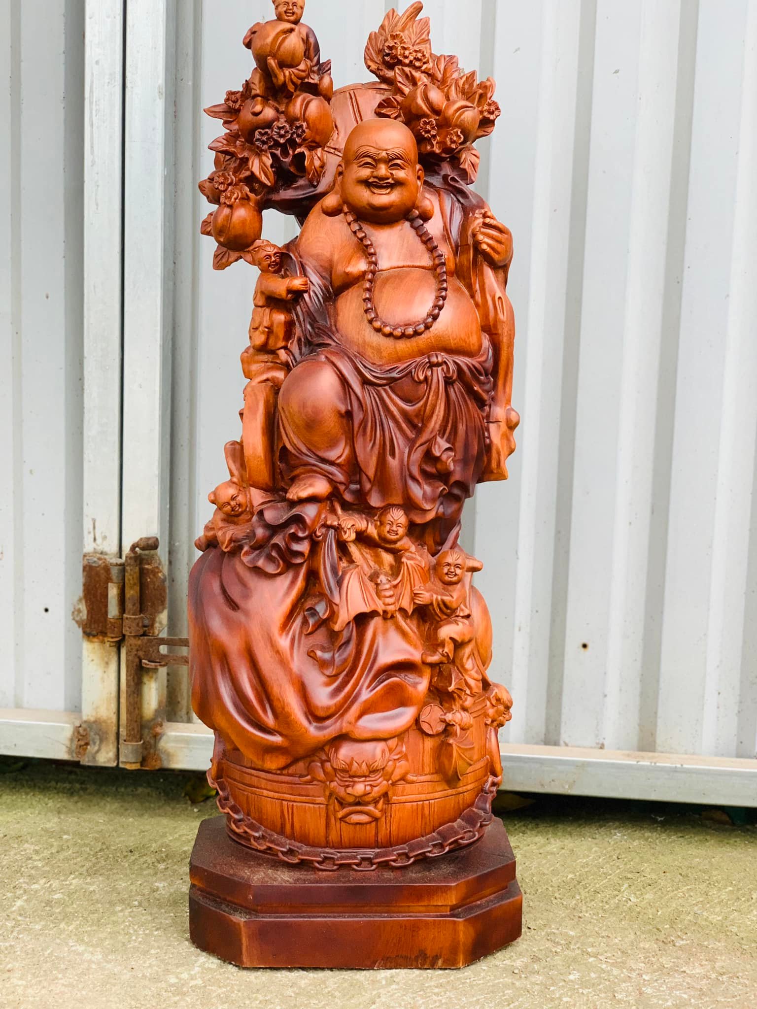 Tượng Phật Di Lặc Vác Cành Đào