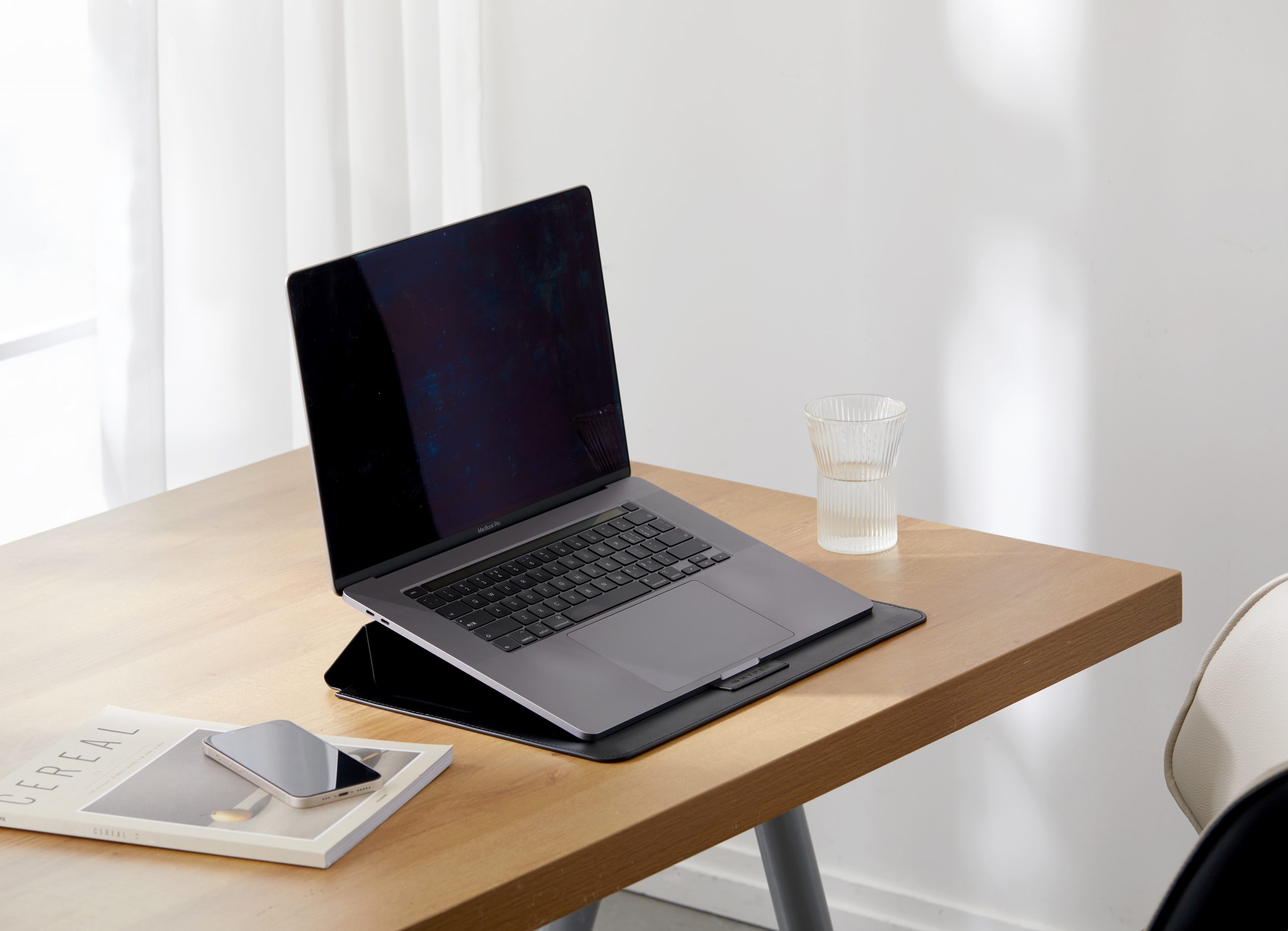 Túi chống sốc HYPER Hypershield Stand & Go Sleeve dùng cho Macbook Pro/ Air 13″/ 14″ bằng da PU có thể dựng thành giá đỡ laptop Hàng Chính Hãng
